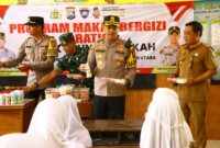 Kapolres Gresik AKBP Rovan berbagi makan bergizi untuk siswa SDN Ngimboh