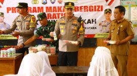 Kapolres Gresik AKBP Rovan berbagi makan bergizi untuk siswa SDN Ngimboh