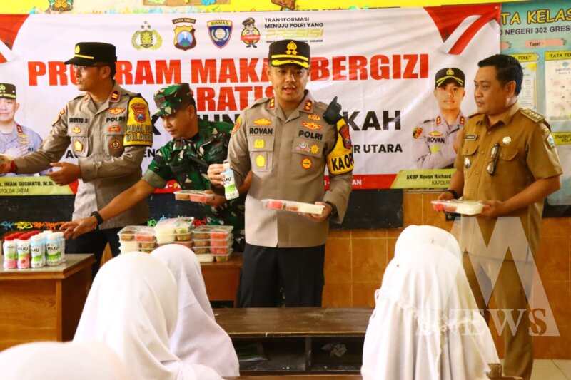 Kapolres Gresik AKBP Rovan berbagi makan bergizi untuk siswa SDN Ngimboh