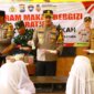 Kapolres Gresik AKBP Rovan berbagi makan bergizi untuk siswa SDN Ngimboh