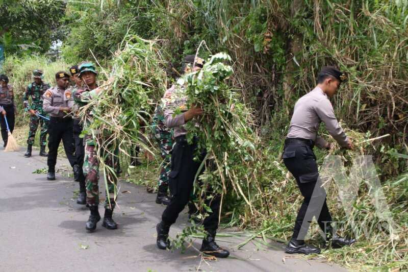 TNI Polri gelar karya bakti di HUT ke-64 Kostrad