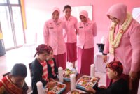 Ketua YKB Jatim Ny. Ade Imam Sugianto bagi makan bergizi