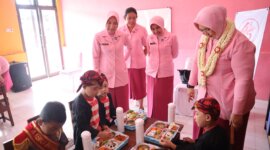 Ketua YKB Jatim Ny. Ade Imam Sugianto bagi makan bergizi