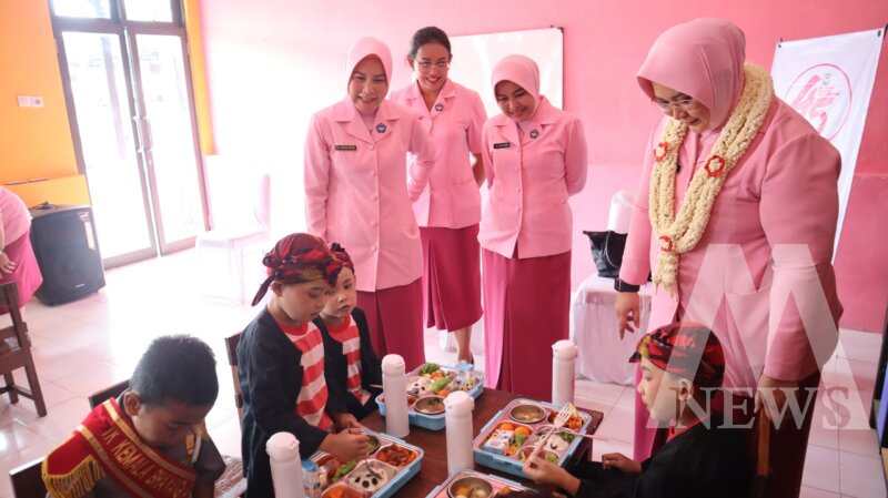 Ketua YKB Jatim Ny. Ade Imam Sugianto bagi makan bergizi