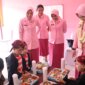 Ketua YKB Jatim Ny. Ade Imam Sugianto bagi makan bergizi