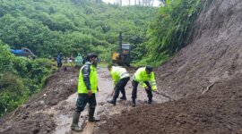 Polres Malang bantu warga evakuasi tanah longsor