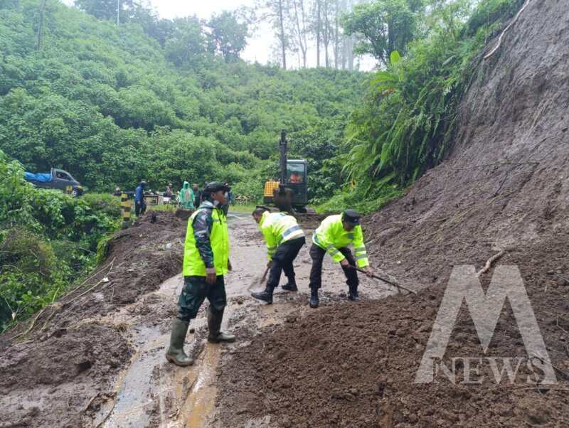 Polres Malang bantu warga evakuasi tanah longsor