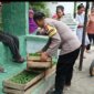 Bhabinkamtibmas Polsek Gondang bagikan 930 bibit tanaman