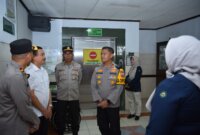 Kapolres Gresik AKBP Rovan Richard Mahenu jenguk anggota sakit