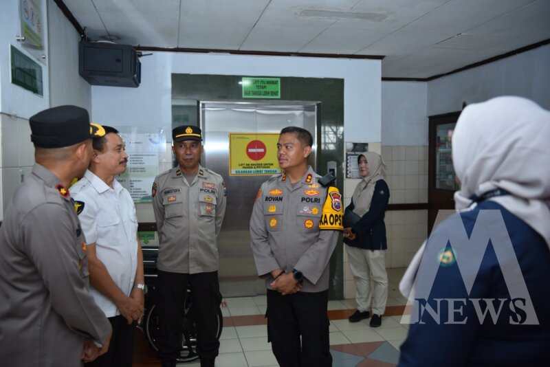 Kapolres Gresik AKBP Rovan Richard Mahenu jenguk anggota sakit