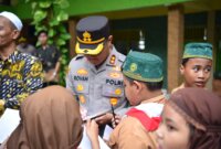 Kapolres Gresik AKBP Rovan bagi makan bergizi ke MI Ma'arif Al Hasani