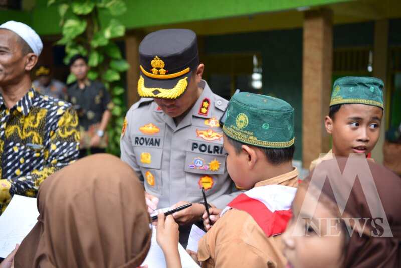 Kapolres Gresik AKBP Rovan bagi makan bergizi ke MI Ma'arif Al Hasani