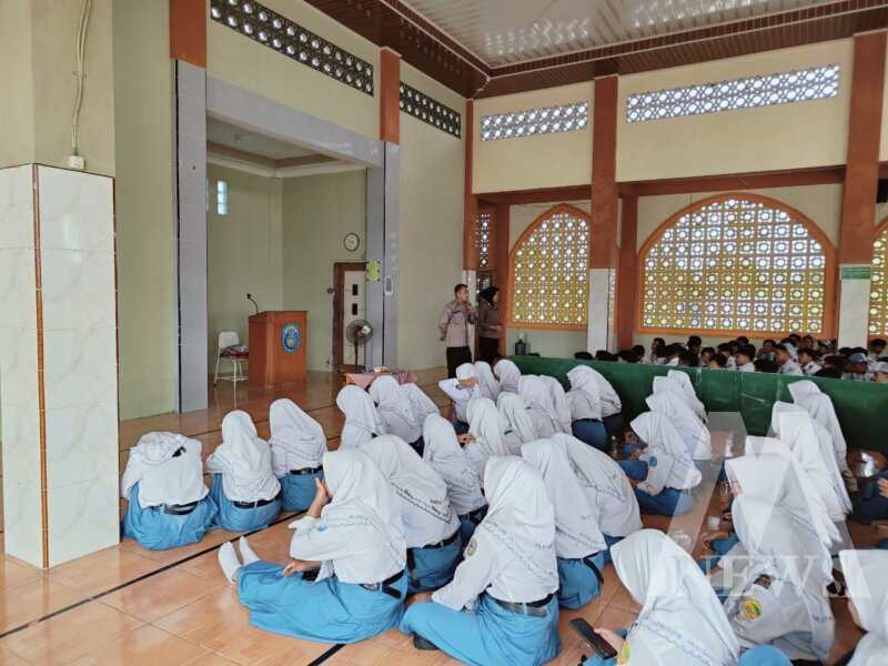 SMKN 1 Kanor terima sosialisasi Polsek Kanor terkait penerimaan Polri