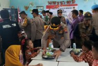 Polres Gresik gelar makan bergizi gratis di SDN 229 Menganti