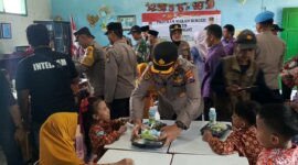 Polres Gresik gelar makan bergizi gratis di SDN 229 Menganti