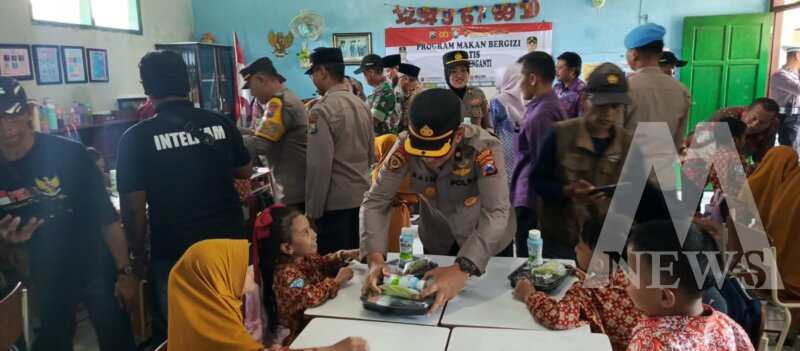Polres Gresik gelar makan bergizi gratis di SDN 229 Menganti