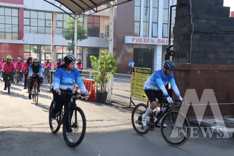 Kapolres Bojonegoro AKBP Mario bersama ketua Bhayangkari cabang Bojonegoro Ny. Nea Mario