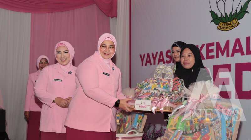 Ketua YKB Jatim Ny. Ade Imam Sugianto kunjungi TK Kemala Bhayangkari Nganjuk