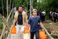 Polres Probolinggo dan Media bantu warga terisolir banjir