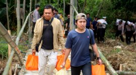 Polres Probolinggo dan Media bantu warga terisolir banjir