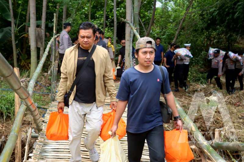 Polres Probolinggo dan Media bantu warga terisolir banjir