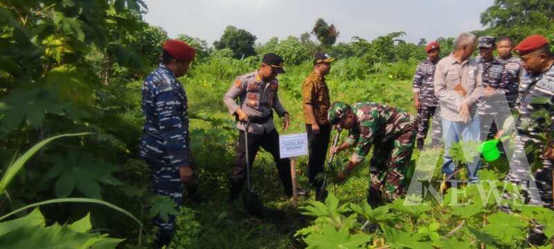 Polres Probolinggo dan TNI tanam pohon di gunung Bentar