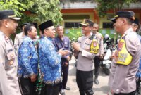 Kapolres Gresik AKBP Rovan Richard Mahenu bagikan makan bergizi gratis di MI Ma’arif NU