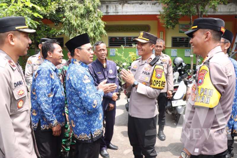 Kapolres Gresik AKBP Rovan Richard Mahenu bagikan makan bergizi gratis di MI Ma’arif NU