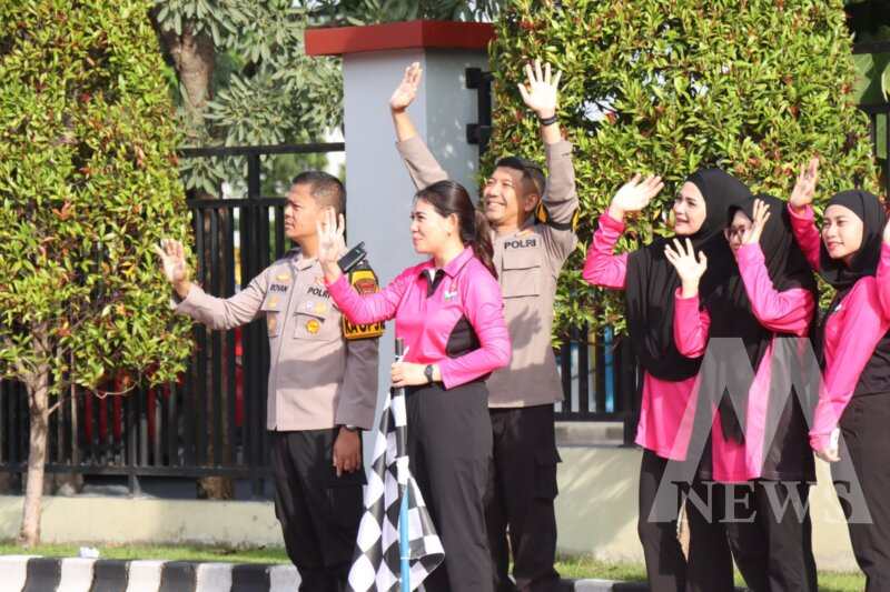 Kapolres Gresik AKBP Rovan Richard Mahenu lepas siswa SLB Kemala Bhayangkari 2 Gresik