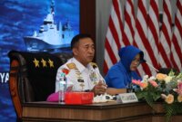 Dankodiklatal Letjen TNI Marinir Nur Alamsyah didampingi Ketua Gabungan Jalasenastri Kodiklatal Ny. Ayu Nur Alamsyah