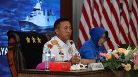 Dankodiklatal Letjen TNI Marinir Nur Alamsyah didampingi Ketua Gabungan Jalasenastri Kodiklatal Ny. Ayu Nur Alamsyah