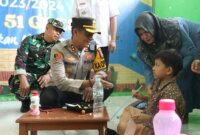 Kapolres Gresik AKBP Rovan Richard Mahenu berikan Makan Bergizi Gratis di SDN 51 Manyar