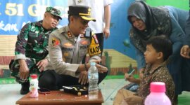 Kapolres Gresik AKBP Rovan Richard Mahenu berikan Makan Bergizi Gratis di SDN 51 Manyar