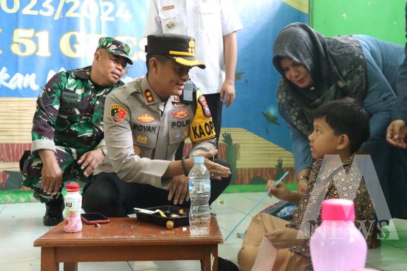 Kapolres Gresik AKBP Rovan Richard Mahenu berikan Makan Bergizi Gratis di SDN 51 Manyar
