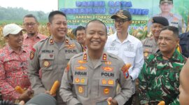 Kapolres Mojokerto AKBP Ihram Kustarto saat panen jagung