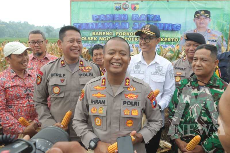 Kapolres Mojokerto AKBP Ihram Kustarto saat panen jagung