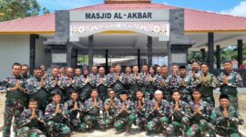 Dansatdik-1 Kodiklatal Kolonel Laut (P) I Gede Merta Yasa bersama anggota