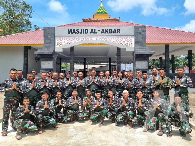 Dansatdik-1 Kodiklatal Kolonel Laut (P) I Gede Merta Yasa bersama anggota