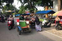Polsek Sidayu bagikan nasi bungkus gratis
