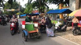 Polsek Sidayu bagikan nasi bungkus gratis