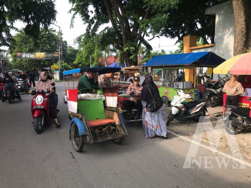 Polsek Sidayu bagikan nasi bungkus gratis