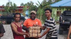 Masyarakat Yalimo terima bantuan dari personil Operasi Damai Cartenz