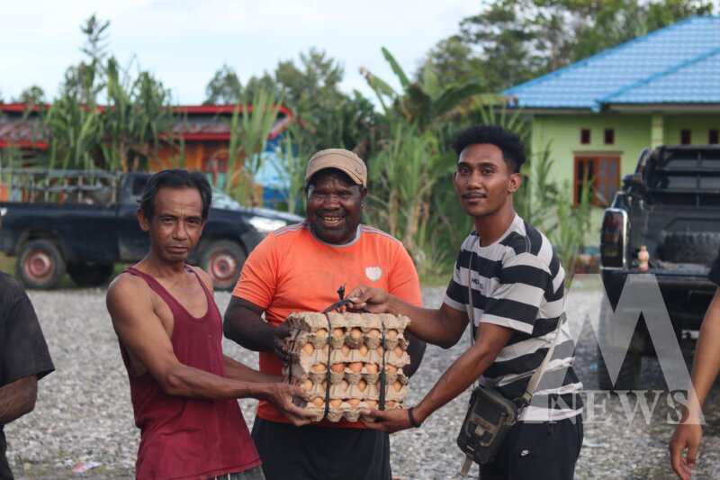 Masyarakat Yalimo terima bantuan dari personil Operasi Damai Cartenz