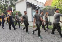 Olahraga bersama Polsek Asemrowo, TNI dan Satpol PP