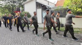 Olahraga bersama Polsek Asemrowo, TNI dan Satpol PP