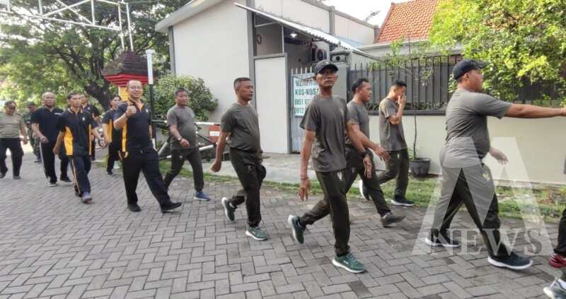 Olahraga bersama Polsek Asemrowo, TNI dan Satpol PP