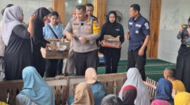Kabid Humas Polda Jatim Kombespol Dirmanto saat Baksos di Mambbaul Hikmah