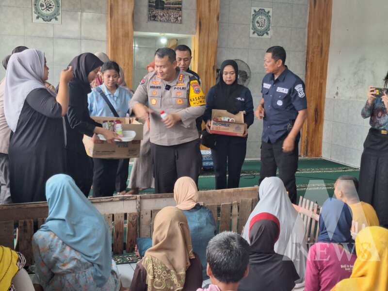 Kabid Humas Polda Jatim Kombespol Dirmanto saat Baksos di Mambbaul Hikmah