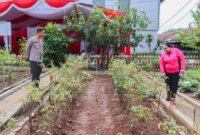 Kapolres Bojonegoro AKBP Mario Prahatinto dan ketua Bhayangkari cabang Bojonegoro Ny. Nea tinjau P2L