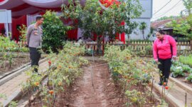 Kapolres Bojonegoro AKBP Mario Prahatinto dan ketua Bhayangkari cabang Bojonegoro Ny. Nea tinjau P2L